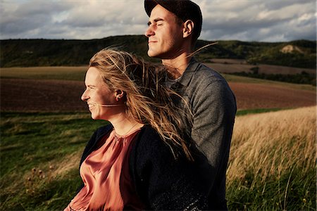 Pregnant mid adult couple on windy hillside Foto de stock - Royalty Free Premium, Número: 649-09061900