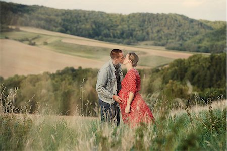 Romantic pregnant mid adult couple kissing in field Stockbilder - Premium RF Lizenzfrei, Bildnummer: 649-09061903