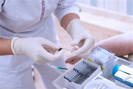 simsearch:649-08703435,k - Cropped view of medical professional performing blood test Photographie de stock - Premium Libres de Droits, Code: 649-09061936