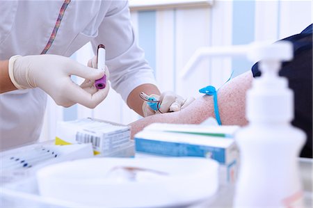simsearch:649-08703435,k - Cropped view of medical professional performing blood test Photographie de stock - Premium Libres de Droits, Code: 649-09061938