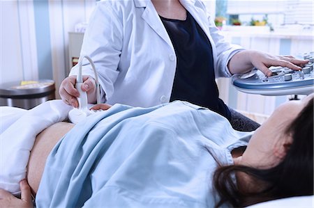 Cropped view of sonographer giving pregnant patient ultrasound scan Stock Photo - Premium Royalty-Free, Code: 649-09061946