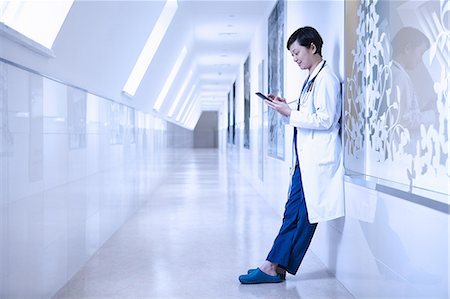 simsearch:6118-09129710,k - Doctor in hospital corridor leaning against wall using smartphone Stockbilder - Premium RF Lizenzfrei, Bildnummer: 649-09061950