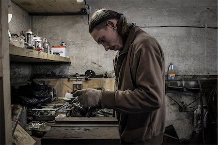 Mechanic working at workshop bench Foto de stock - Sin royalties Premium, Código: 649-09077975