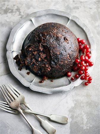 simsearch:649-08969054,k - Christmas pudding on silver plate, elevated view Stock Photo - Premium Royalty-Free, Code: 649-09078019