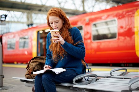 Woman on bench on train station platform, London Photographie de stock - Premium Libres de Droits, Code: 649-09078045