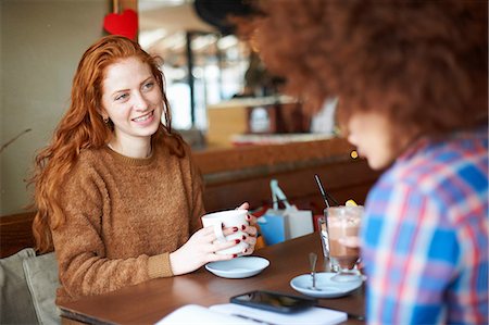 simsearch:649-09078064,k - Friends relaxing in coffee shop Foto de stock - Royalty Free Premium, Número: 649-09078078