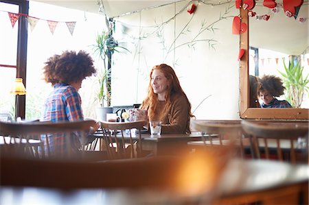 pause - Friends relaxing in coffee shop Foto de stock - Sin royalties Premium, Código: 649-09078080