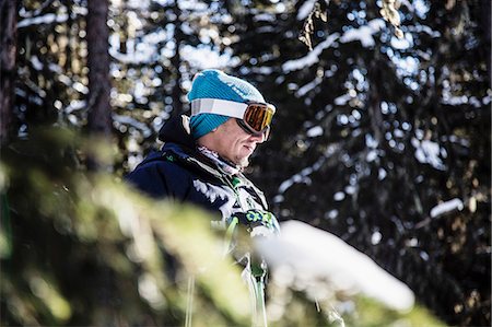 Portrait of skier beside trees, looking at view Fotografie stock - Premium Royalty-Free, Codice: 649-09078189