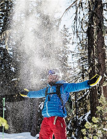 simsearch:649-09078176,k - Portrait of skier, celebrating in snow Foto de stock - Royalty Free Premium, Número: 649-09078195