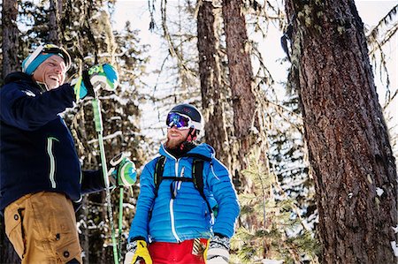 Two skiers standing, talking, outdoors Fotografie stock - Premium Royalty-Free, Codice: 649-09078192