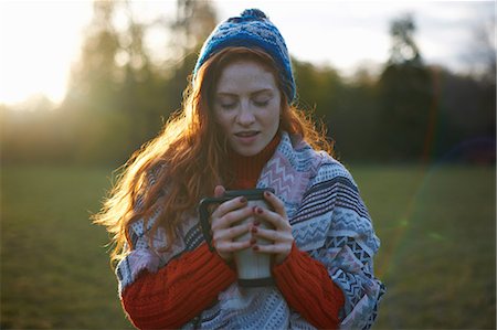 simsearch:649-09078226,k - Young woman in rural setting, wrapped in blanket, holding hot drink Stock Photo - Premium Royalty-Free, Code: 649-09078204