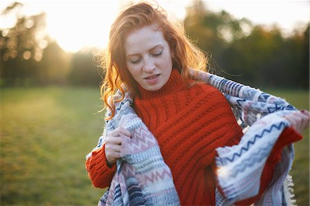 simsearch:649-09078226,k - Young woman in rural setting, wrapped in blanket Stock Photo - Premium Royalty-Free, Code: 649-09078202
