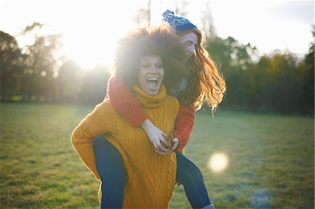 Two young women, in rural setting, young woman giving friend piggyback ride Foto de stock - Sin royalties Premium, Código: 649-09078219