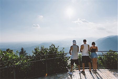 simsearch:649-09078282,k - Rear view of three young adult friends looking out at lake Como from balcony, Como, Lombardy, Italy Stockbilder - Premium RF Lizenzfrei, Bildnummer: 649-09078241