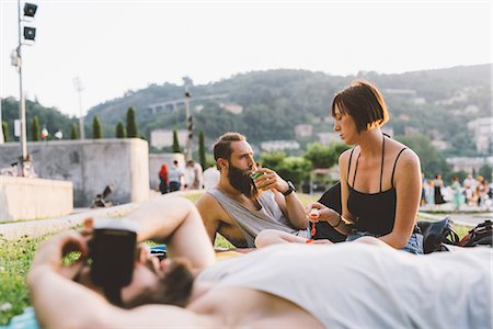 Three young hipster friends relaxing on waterfront, Lake Como, Lombardy, Italy Photographie de stock - Premium Libres de Droits, Code: 649-09078252