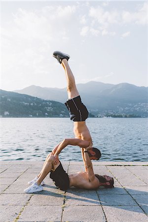 simsearch:649-09078284,k - Two young men doing team handstand on waterfront, Lake Como, Lombardy, Italy Stockbilder - Premium RF Lizenzfrei, Bildnummer: 649-09078277