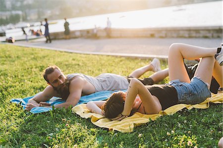 Young couple relaxing on waterfront grass, Lake Como, Lombardy, Italy Photographie de stock - Premium Libres de Droits, Code: 649-09078279