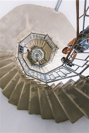 espiral - Low angle portrait of three young adult friends looking down from spiral staircase, Como, Lombardy, Italy Photographie de stock - Premium Libres de Droits, Code: 649-09078304