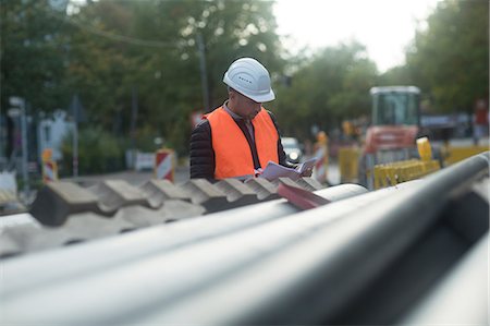 Road engineer standing by pipes Fotografie stock - Premium Royalty-Free, Codice: 649-09078327