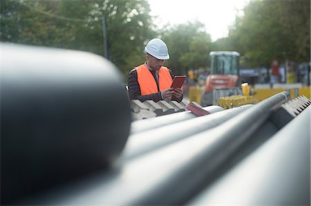 estable - Road engineer standing by pipes Foto de stock - Sin royalties Premium, Código: 649-09078331