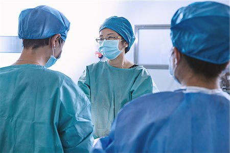 reparto maternità - Surgeons performing surgery in maternity ward operating theatre Fotografie stock - Premium Royalty-Free, Codice: 649-09078366