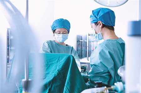 simsearch:649-09078375,k - Surgeons performing surgery in maternity ward operating theatre Stock Photo - Premium Royalty-Free, Code: 649-09078367