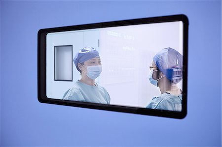 doors in hospital - Window view of two female surgeons having discussion in maternity ward operating theatre Stock Photo - Premium Royalty-Free, Code: 649-09078375