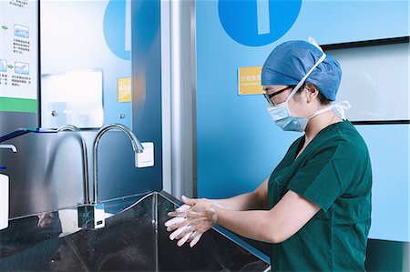 simsearch:649-09078375,k - Theatre nurse washing hands in maternity ward operating theatre Stock Photo - Premium Royalty-Free, Code: 649-09078376