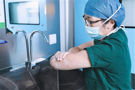 simsearch:649-09078375,k - Theatre nurse washing arms in maternity ward operating theatre Stock Photo - Premium Royalty-Free, Code: 649-09078377
