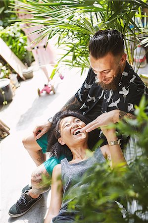 Multi ethnic couple reclining on garden bench in residential alleyway, Shanghai French Concession, Shanghai, China Stockbilder - Premium RF Lizenzfrei, Bildnummer: 649-09078385