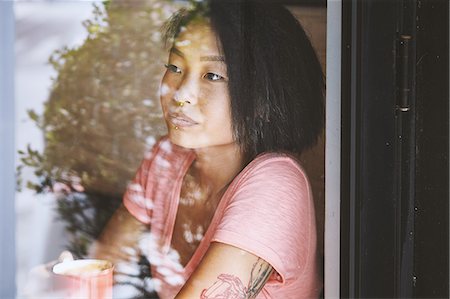 simsearch:649-09251869,k - Woman gazing in cafe window seat, Shanghai French Concession, Shanghai, China Foto de stock - Sin royalties Premium, Código: 649-09078393