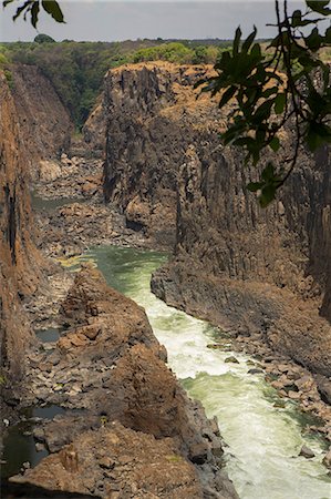 simsearch:6122-07694289,k - Elevated view of river gorge at Victoria Falls, Zimbabwe, Africa Fotografie stock - Premium Royalty-Free, Codice: 649-09078492