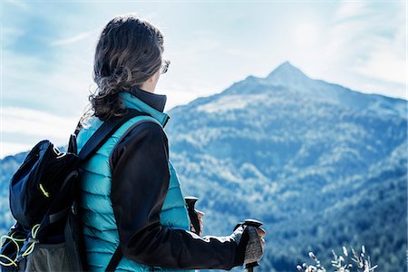 Hiker looking away at view of mountain, Madonna di Pietralba, Trentino-Alto Adige, Italy, Europe Foto de stock - Sin royalties Premium, Código: 649-09078506