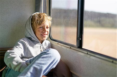 entre 8 y 9 años - Boy sitting in campervan looking out of window, Polonio, Rocha, Uruguay, South America Foto de stock - Sin royalties Premium, Código: 649-09078608