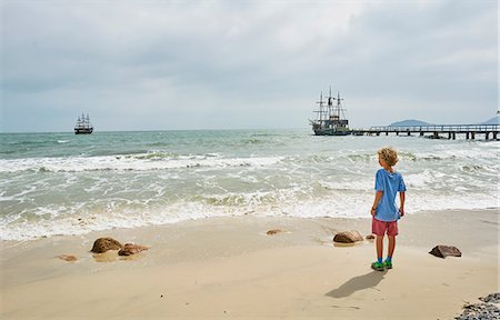 simsearch:614-08872997,k - Boy on beach looking away at ships on sea, Florianopolis, Santa Catarina, Brazil, South America Stockbilder - Premium RF Lizenzfrei, Bildnummer: 649-09078618