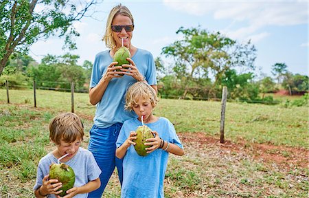 simsearch:649-09078630,k - Family drinking through straws from coconut, Bonito, Mato Grosso do Sul, Brazil, South America Foto de stock - Sin royalties Premium, Código: 649-09078629