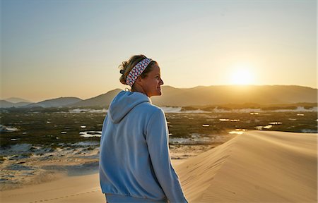 simsearch:614-06625127,k - Woman looking away at sunset over dunes, Florianopolis, Santa Catarina, Brazil, South America Photographie de stock - Premium Libres de Droits, Code: 649-09078620