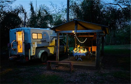 Campervan parked on campsite by picnic shelter at night, Bonito, Mato Grosso do Sul, Brazil, South America Foto de stock - Sin royalties Premium, Código: 649-09078635