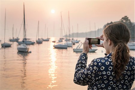 ende - Rear view of woman photographing boats at sunset, Lazise, Veneto, Italy, Europe Stockbilder - Premium RF Lizenzfrei, Bildnummer: 649-09111191