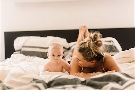simsearch:649-01621440,k - Portrait of baby girl lying on bed with mother Stock Photo - Premium Royalty-Free, Code: 649-09111511