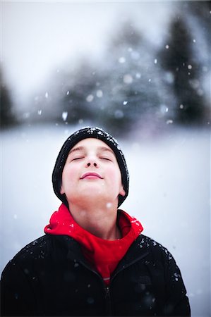 simsearch:614-09212275,k - Portrait of boy in falling snow Photographie de stock - Premium Libres de Droits, Code: 649-09111547