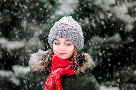 simsearch:614-09212275,k - Portrait of girl in falling snow Photographie de stock - Premium Libres de Droits, Code: 649-09111548