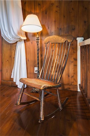 simsearch:614-08488004,k - Antique wooden rocking chair and lamp, inside a New Hampton style home, Quebec, Canada Foto de stock - Sin royalties Premium, Código: 649-09111585