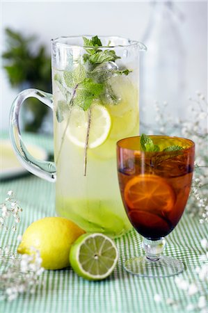 simsearch:649-09003603,k - Jug and glass of lemon and lime cordial, with fresh fruit and ice, close-up Foto de stock - Sin royalties Premium, Código: 649-09111639