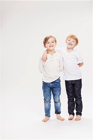 simsearch:632-06029668,k - Studio portrait of two boys, full length Foto de stock - Royalty Free Premium, Número: 649-09111658