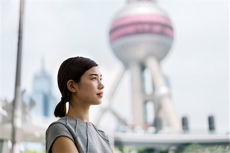 Young businesswoman looking out at Shanghai financial centre, Shanghai, China Foto de stock - Royalty Free Premium, Número: 649-09111677