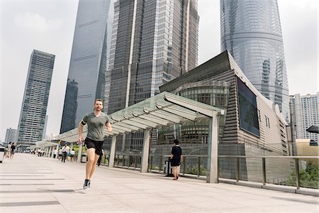 simsearch:649-09246280,k - Young male runner running in Shanghai financial centre, Shanghai, China Photographie de stock - Premium Libres de Droits, Code: 649-09111688