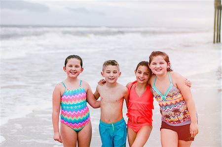 Portrait of boy and three girls on beach, Dauphin Island, Alabama, USA Foto de stock - Sin royalties Premium, Código: 649-09124036