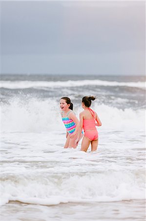pre teen girl beach - Two girls standing in ocean waves, Dauphin Island, Alabama, USA Foto de stock - Sin royalties Premium, Código: 649-09124039