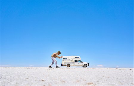 simsearch:649-09123264,k - False perspective image of boy on salt flats, pretending to push recreational vehicle, vehicle in background, Salar de Uyuni, Uyuni, Oruro, Bolivia, South America Stockbilder - Premium RF Lizenzfrei, Bildnummer: 649-09123272